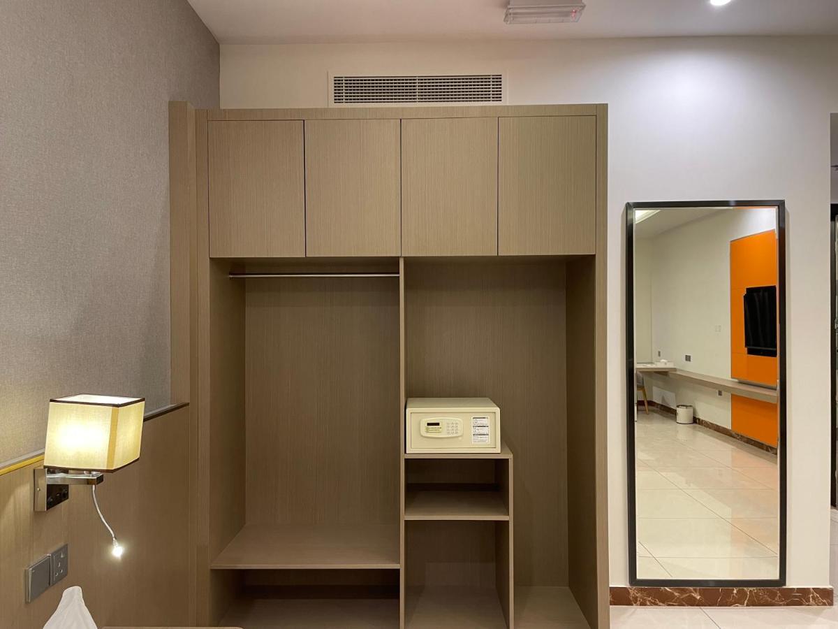 Season Inn Hotel_Al Hail Сиб Екстериор снимка