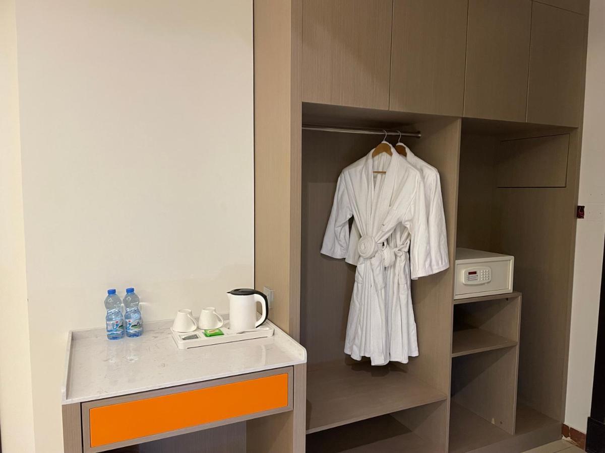 Season Inn Hotel_Al Hail Сиб Екстериор снимка