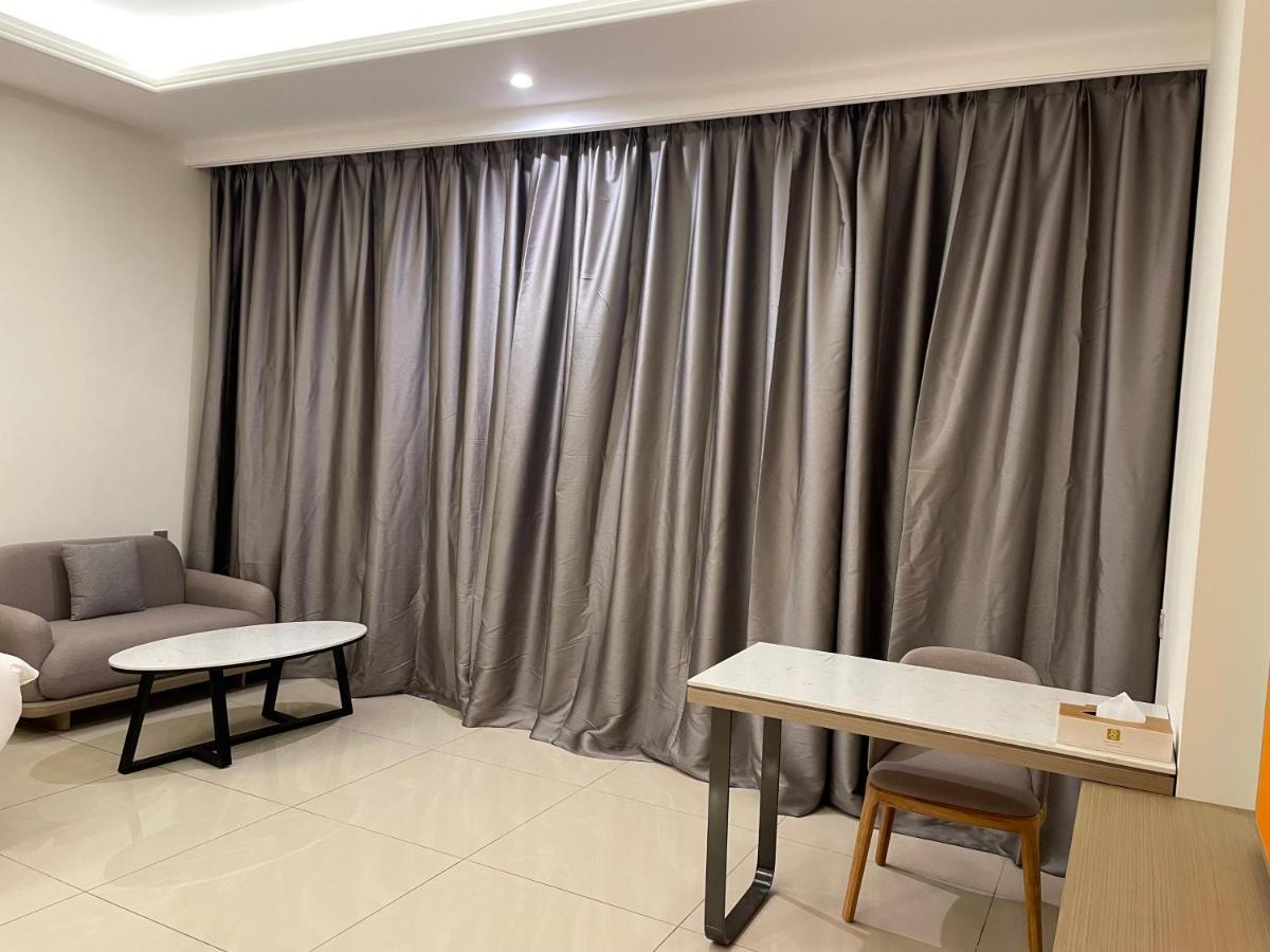 Season Inn Hotel_Al Hail Сиб Екстериор снимка